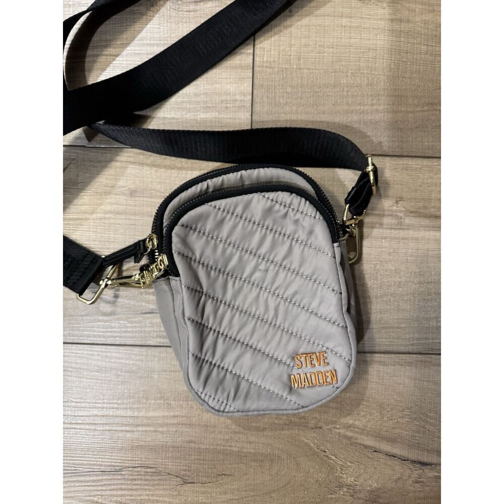 STEVE MADDEN BDIANNA CROSSBODY BAG CLUTCH W KEYRING CHARM GREY Purse Travel